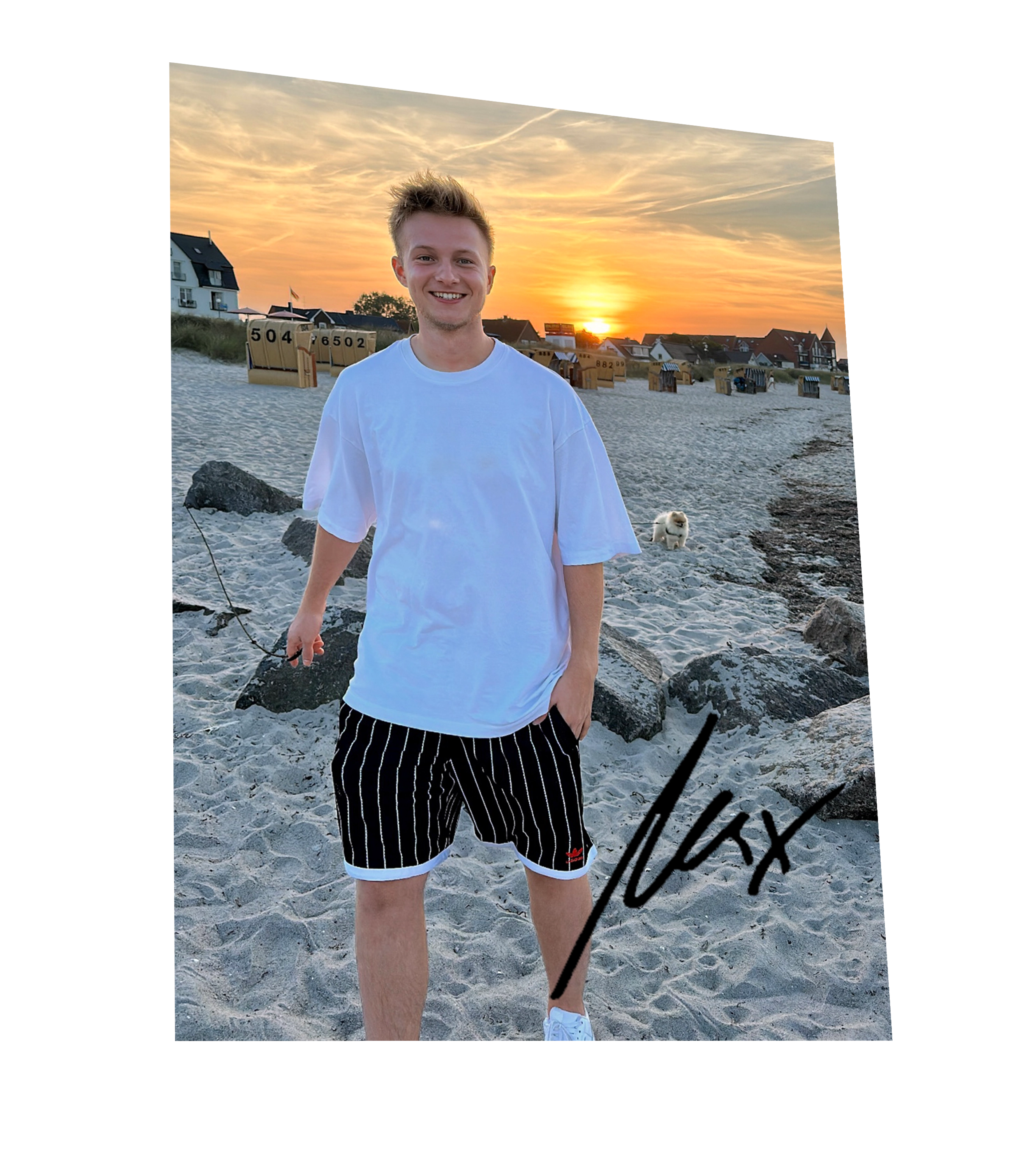 Autogrammkarte mit Max am Strand bei Sonnenuntergang – lässiges Sommeroutfit mit weißem Oversize-Shirt und gestreifter Shorts, signiert mit schwarzem Marker.

