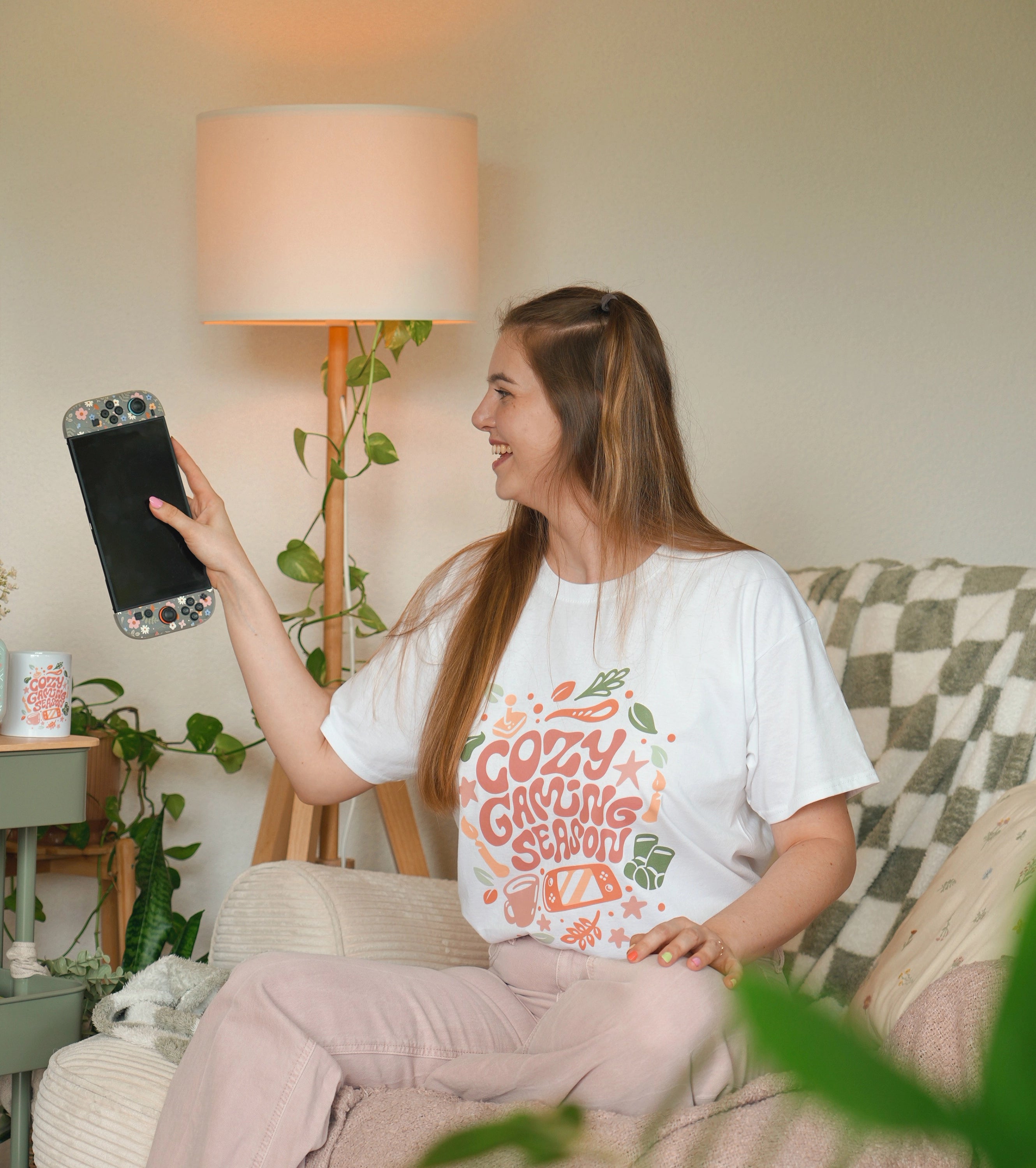 PlayfulDodo - T-Shirt + Autogrammkarte - Cozy Gaming Season - Weiß