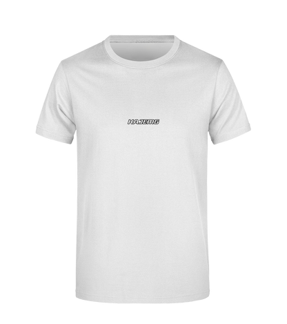 Vorderseite eines weißen T-Shirts mit dezentem schwarzen Schriftzug „KAJEMG“ auf der Brust. Minimalistisches Motorsport-Design im cleanen Stil.