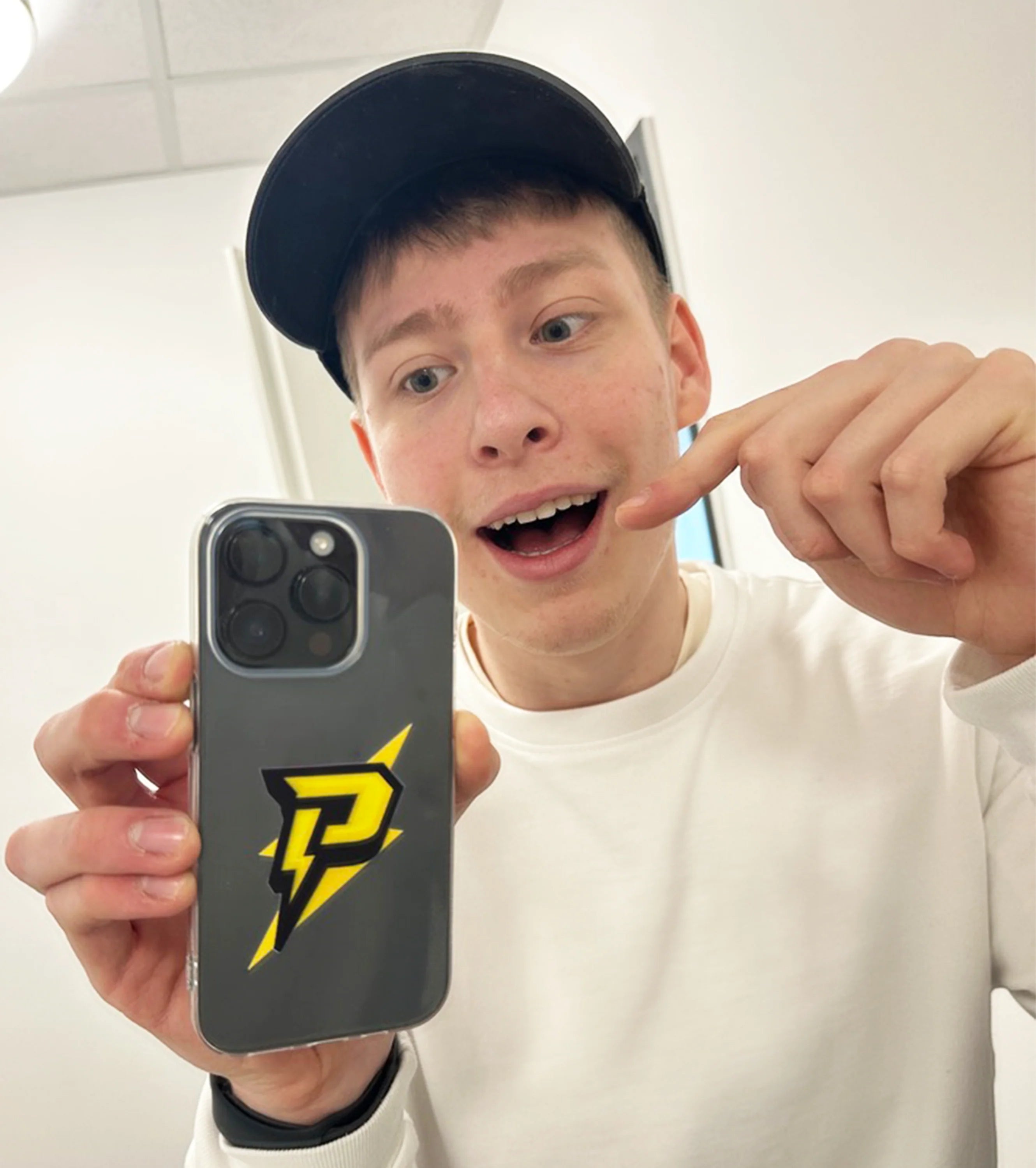 Puuki zeigt stolz seine Handyhülle mit gelbem Blitz-Logo im Spiegel-Selfie – stylischer Fanmoment für YouTube- und Brawl-Stars-Fans.

