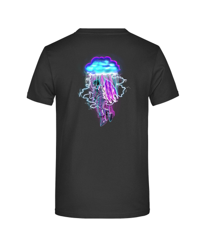 Rückansicht des schwarzen Sevel T-Shirts mit großem, farbintensivem Backprint: Eine Figur mit türkisfarbenem Haar steht unter einer leuchtenden Wolke, umgeben von Blitzen und violettem Regen – eindrucksvolles Motiv für Fans von Anime- und Streetwear-Kultur.








