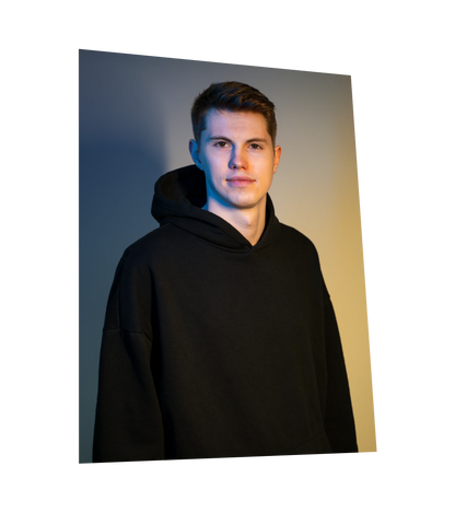 Autogrammkarte von Tim Latka mit schwarzem Hoodie vor neutralem Hintergrund, Blick in die Kamera mit leichtem Lächeln.


