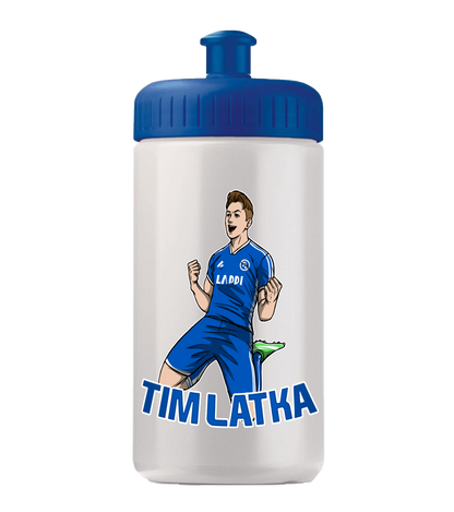 Weiße Trinkflasche mit blauem Deckel und Tim Latka Comic-Motiv im Fußballtrikot mit „LADDI“-Schriftzug.

