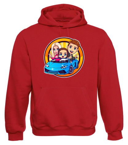 Roter Hoodie mit farbigem Leontin-Motiv: Drei Cartoon-Figuren in einem blauen Auto auf gelb-orangefarbenem Hintergrund. 