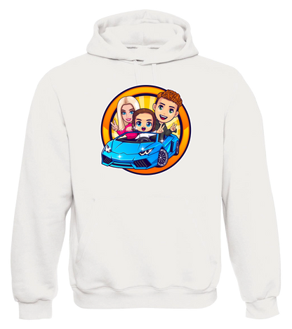 Weisser Hoodie mit farbenfrohem Cartoon-Motiv von drei Figuren in einem blauen Sportwagen. 