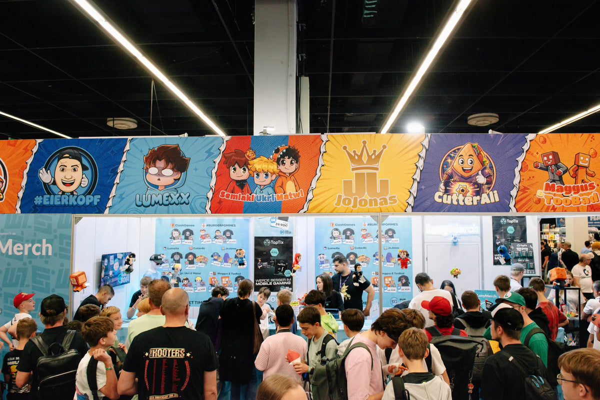 Standfront mit Creator Bannern von Eierkopf, LumeXx, Semlaki Ukri Matwi, JoJonas, CutterAli, Maggus und TooBad auf der gamescom 2026